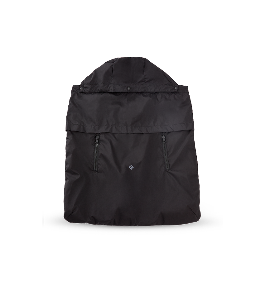 Parent using Black Carrier Mac with handwarmer pocket